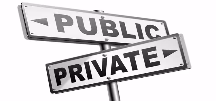 Illustration d'un panneau "public" et d'un panneau "privé" qui se croisent, illustrant l'écart qui peut exister entre ces différents types d'établissements de santé concernant leur attractivité auprès du personnel paramédical.
