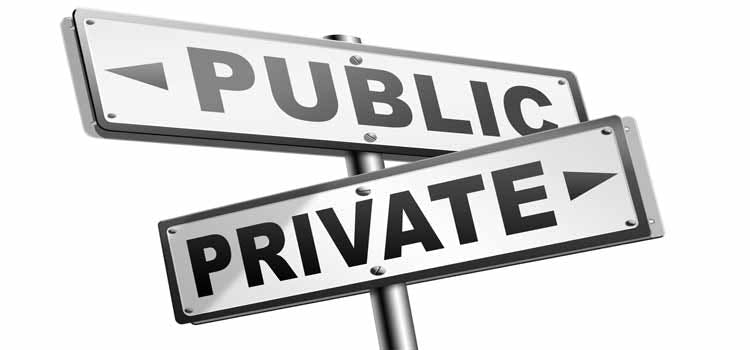 Illustration d'un panneau "public" et d'un panneau "privé" qui se croisent, illustrant l'écart qui peut exister entre ces différents types d'établissements de santé concernant leur attractivité auprès du personnel paramédical.