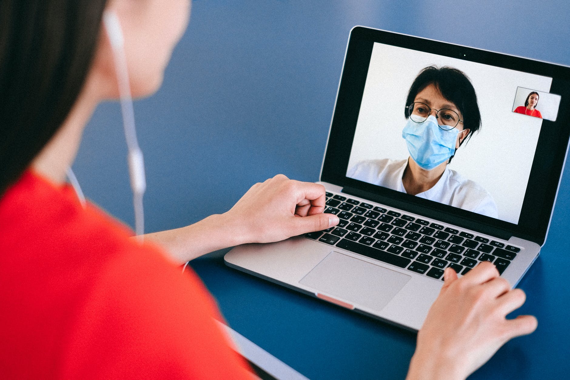 Une femme en téléconsultation sur son ordinateur avec son médecin.