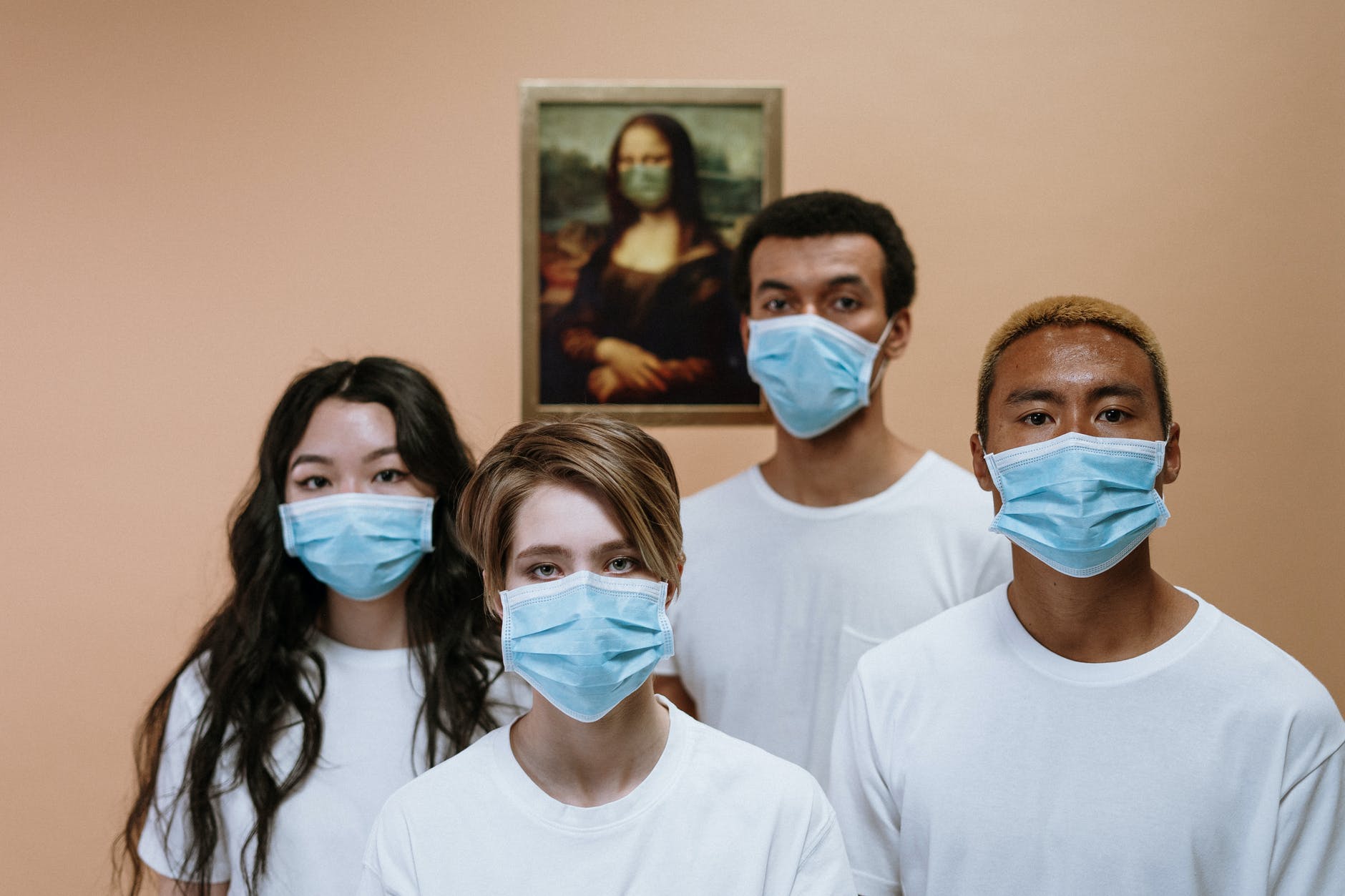 4 infirmiers portant des masques en mission de remplacements pour compenser l'absentéisme d'un établissement, entrainant  des couts supplémentaires pour ce dernier.