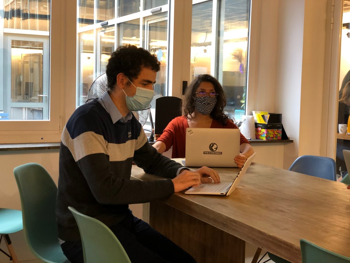 Florent, élève directeur d'hopital EHESP, en réunion dans les bureaux de Hublo avec leur chargée de projet digital.