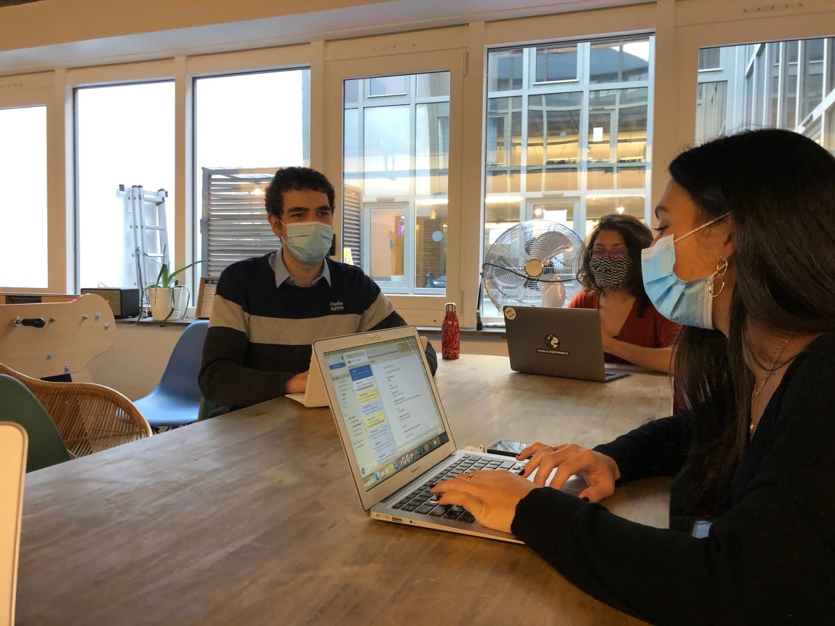 Florent, élève directeur d'hopital EHESP, dans les bureaux de Hublo lors de son stage dans cette start-up spécialisée dans le domaine de la santé.