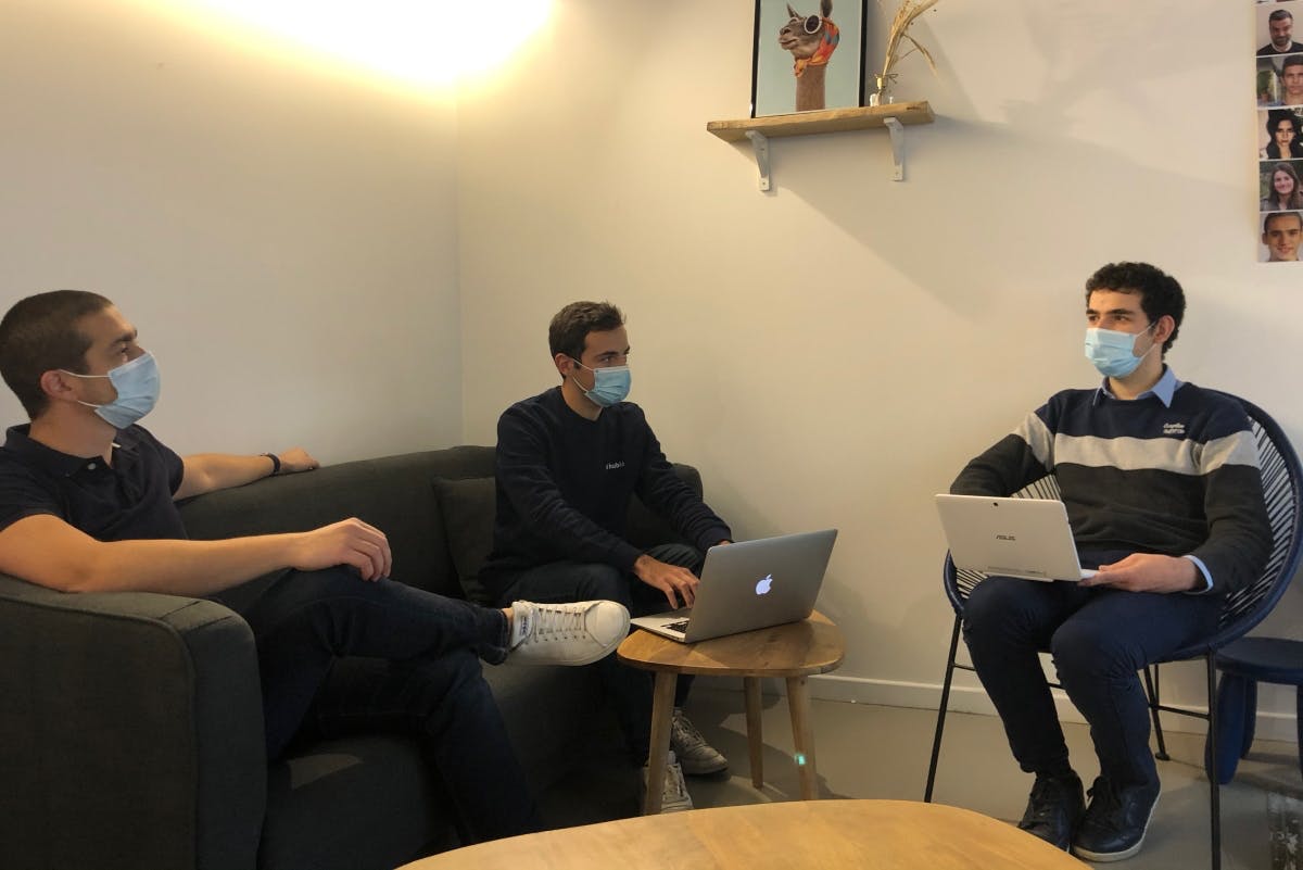 Florent, élève directeur d'hopital EHESP, avec les chefs de produit de l'équipe Hublo, solution de gestion des remplacements pour le secteur de la santé.