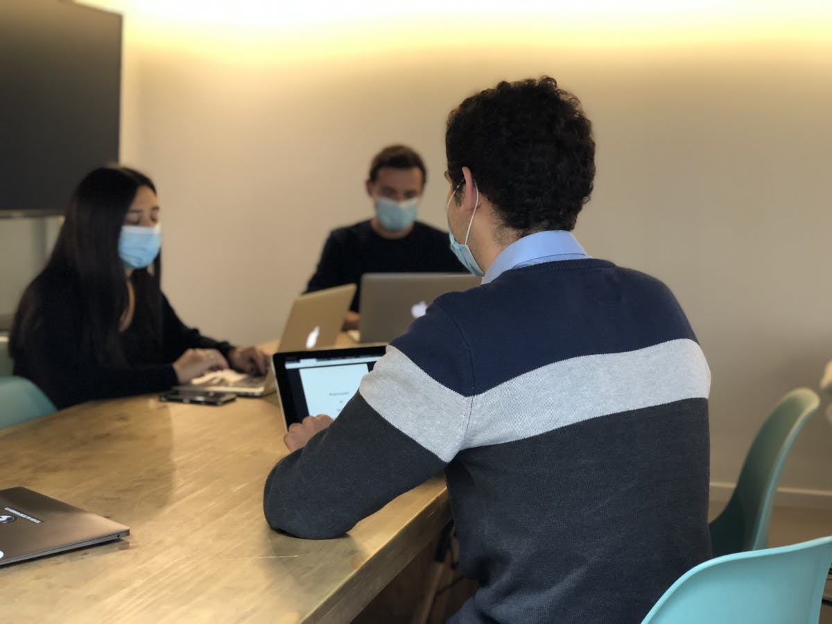 Florent, élève directeur d'hopital EHESP, avec l'équipe d'Hublo, start-up qui propose une solution de gestion des remplacement pour le secteur de la santé.