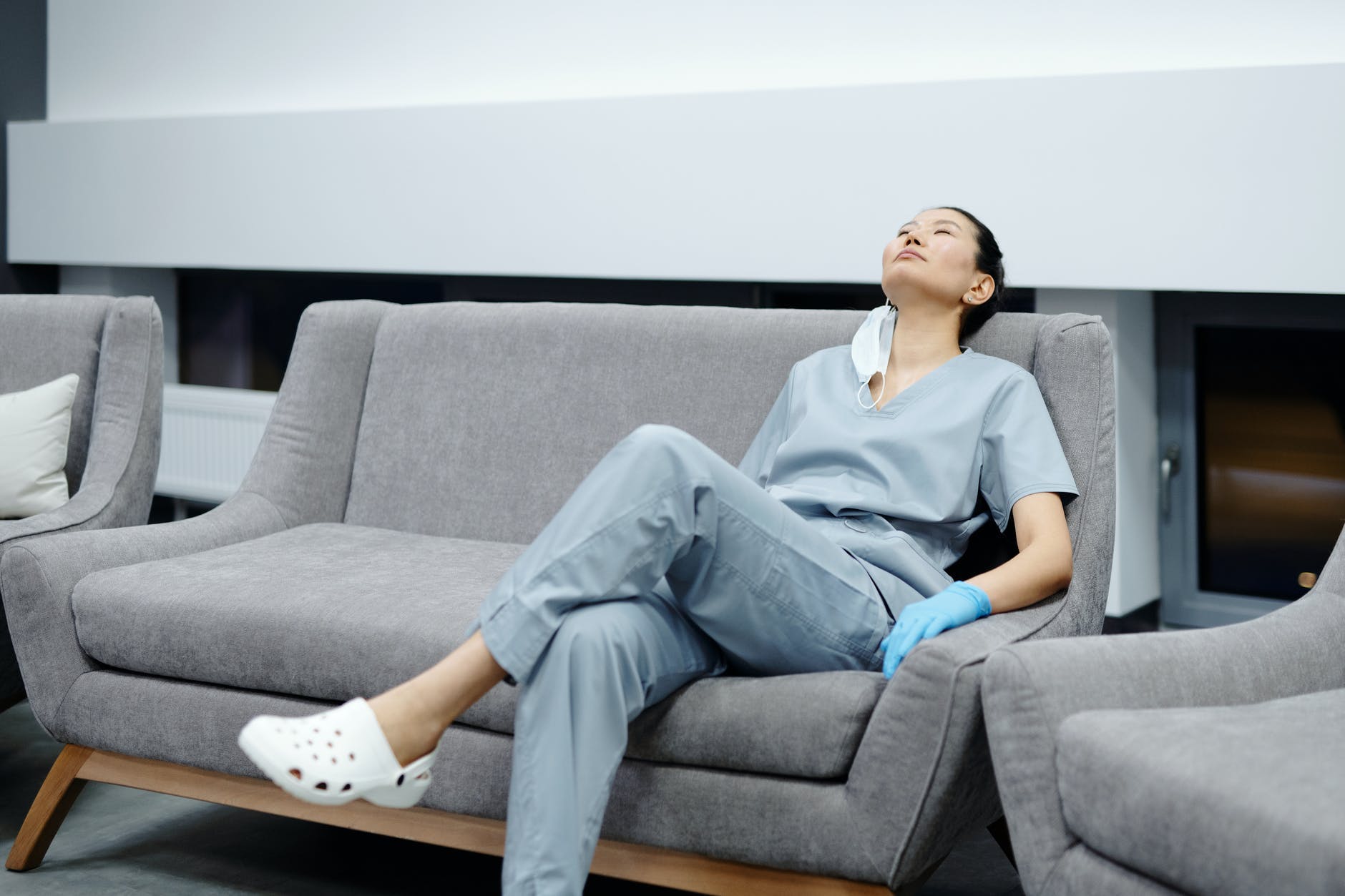 Une infirmière épuisée par ses missions de remplacements effectuées pour compenser l'absentéisme du personnel paramédical dans son établissement de santé.