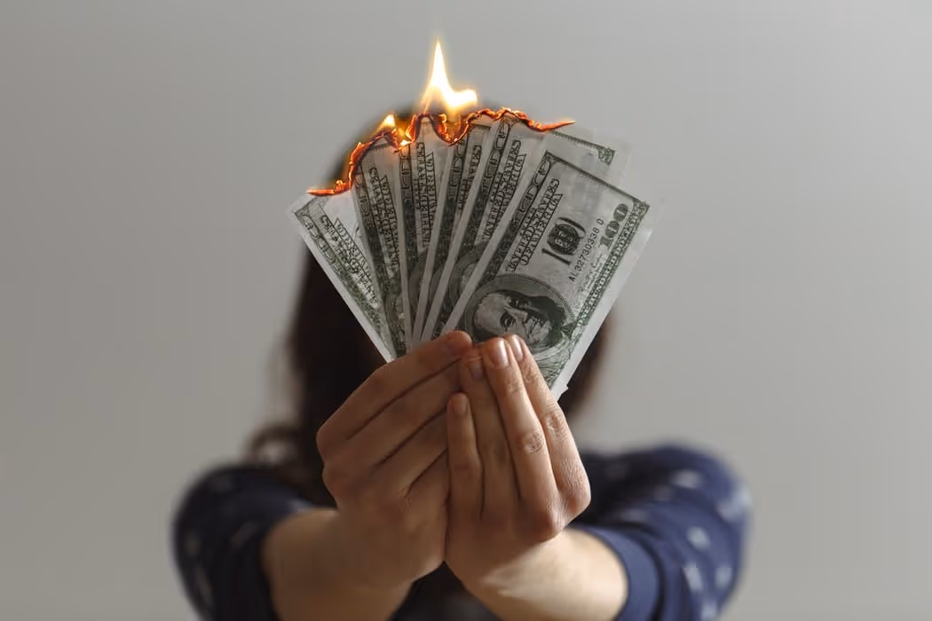 Photo d'une cadre de santé brulant des billets, illustration du cout élevé de l'absentéisme et des solutions de remplacements comme l'intérim pour un hopital.