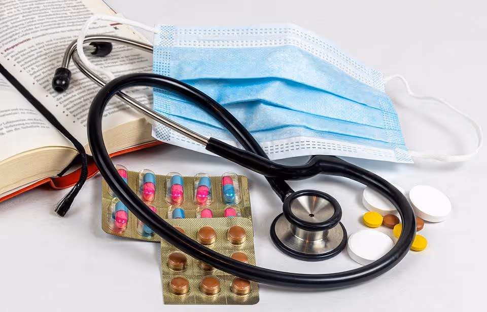 Affaires personnelles d'un médecin (masque, stéthoscope, livre) dans un hopital subissant l'impact financier de l'absentéisme. 