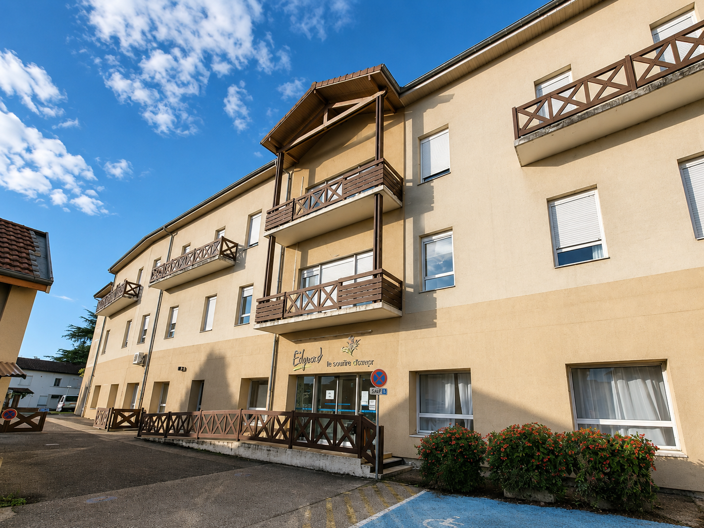 Façade de l'EHPAD Les Mille Étangs à Chalamont