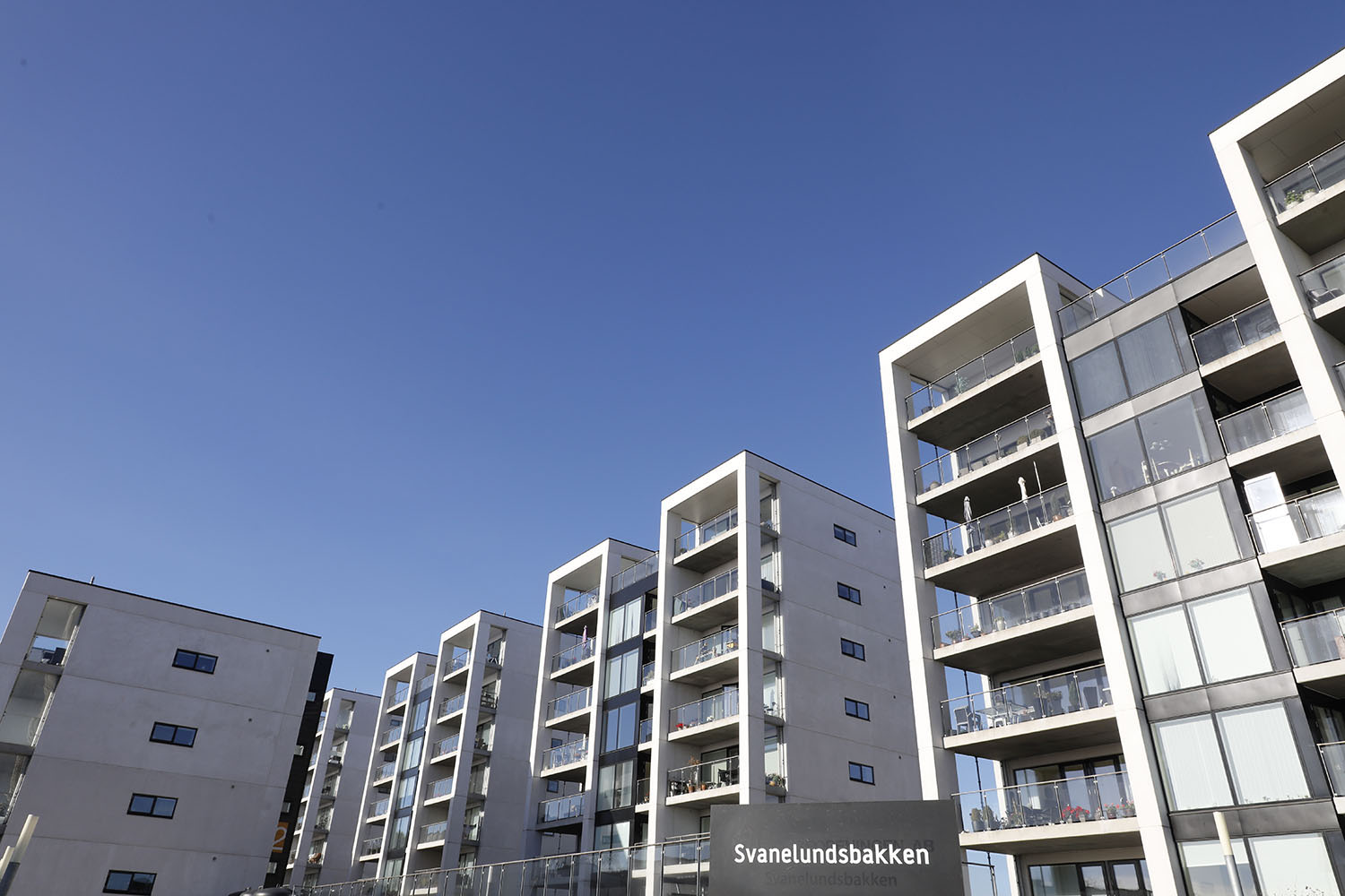 Boligbyggeri og blå himmel