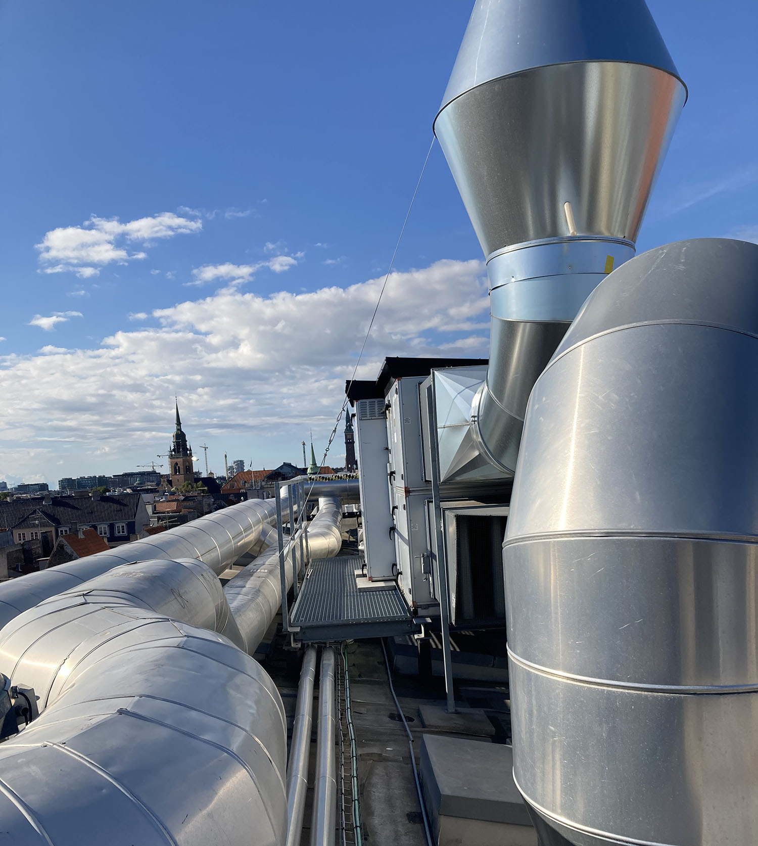 Ventilationsanlæg på tag med udsigt over københavn