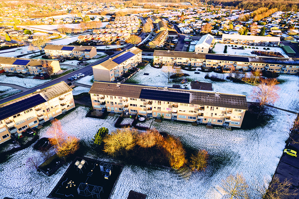 Luftfoto af boligblokke med sne på