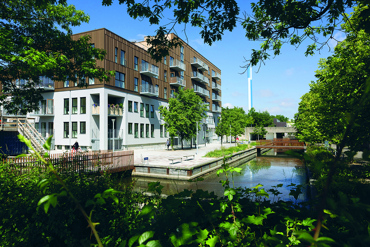 bygning ved kanal