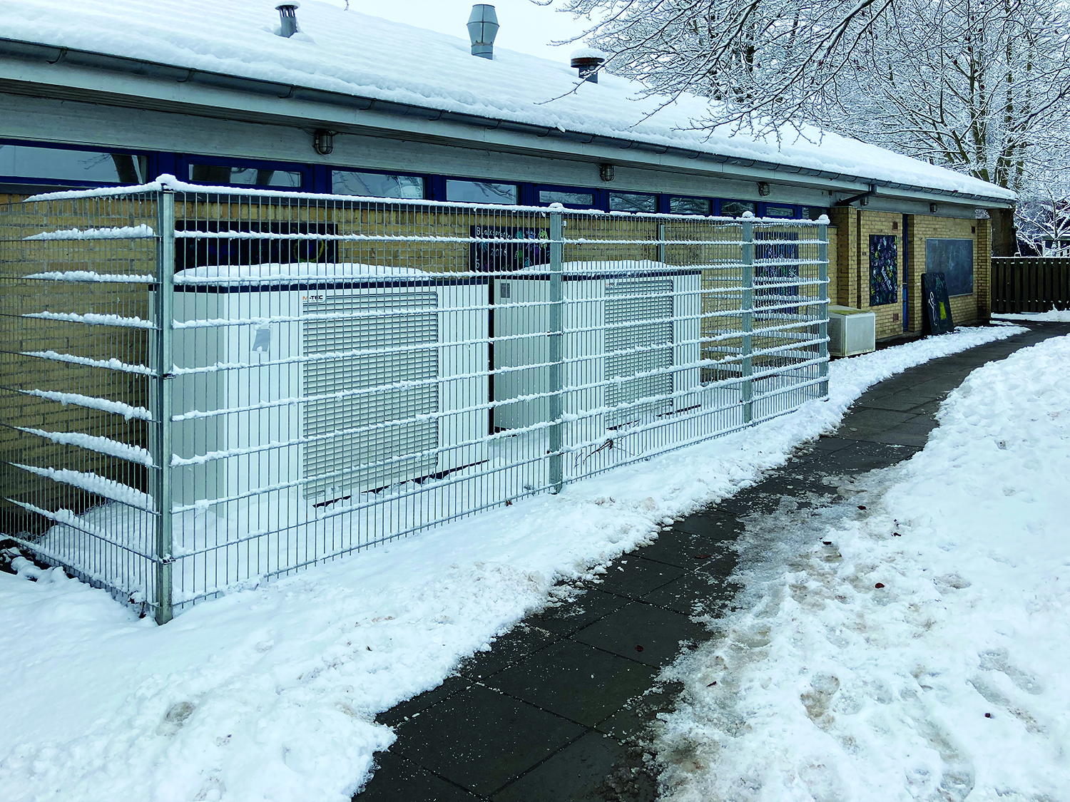 To varmepumper opstillet ved hus