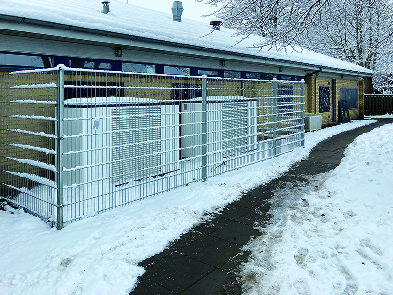 To varmepumper opstillet ved hus