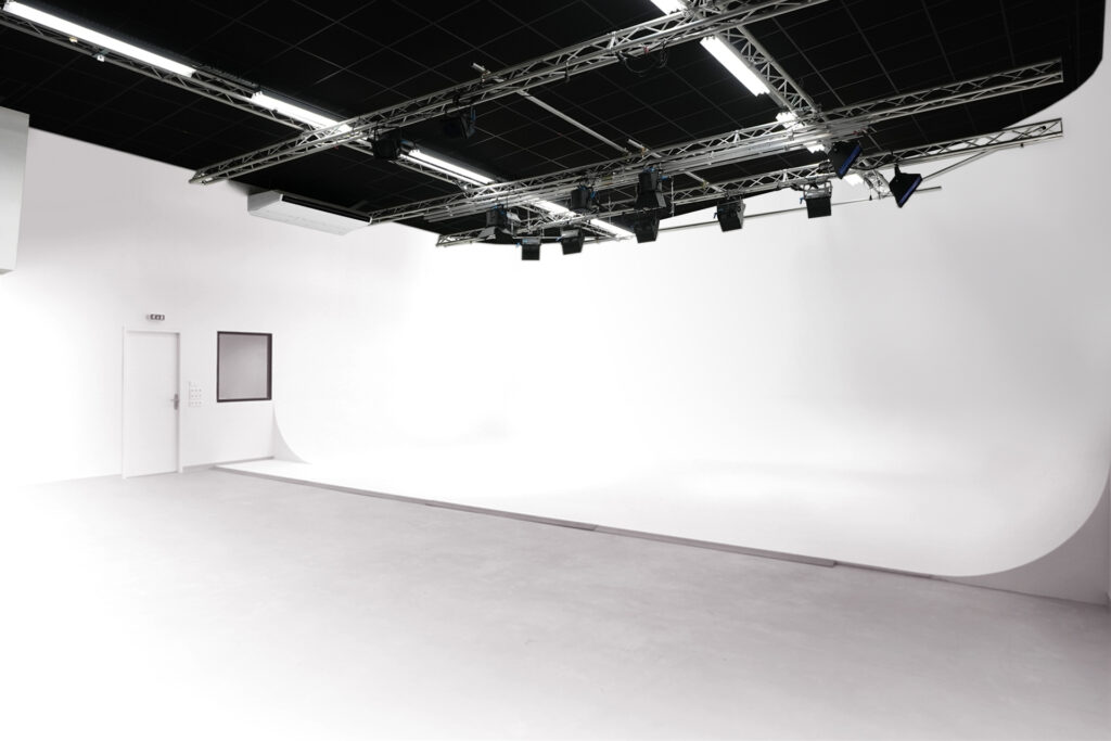 Studio de tournage, cyclo et éclairages