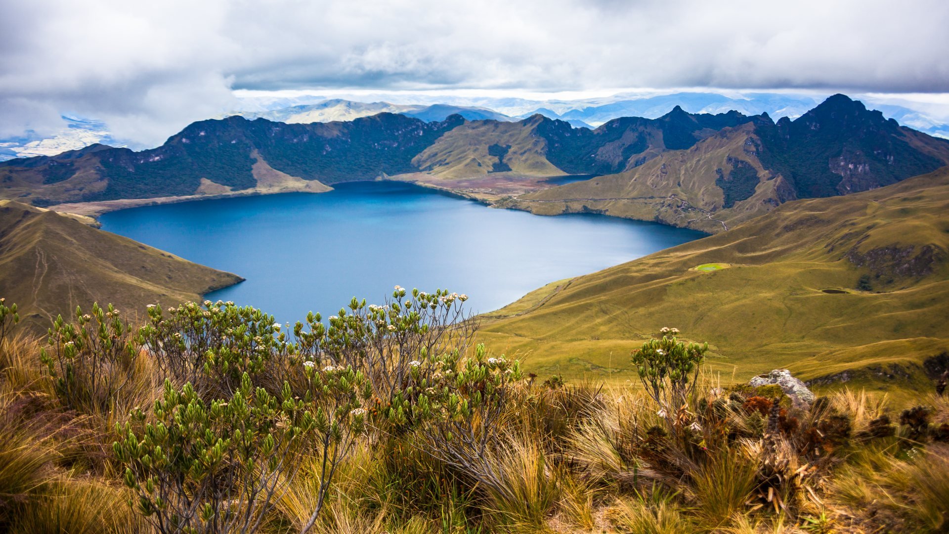 Mountainbike-Tour durch Ecuadors Höhen: Weiße Vulkanspitzen und grüne Amazonastore