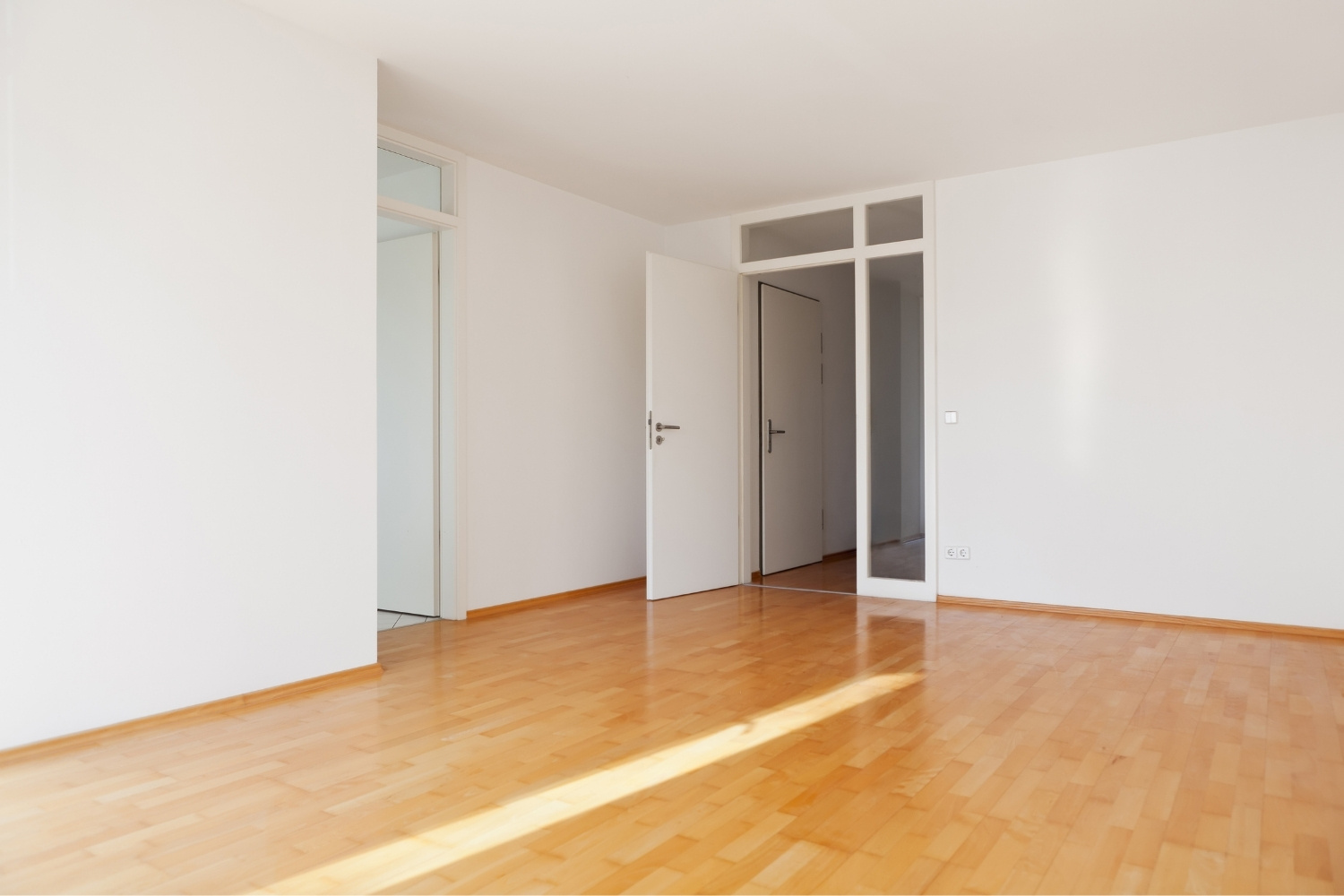 Appartement vide et impeccablement propre à Vevey, parquet brillant, lumière naturelle généreuse, aucun meuble, ambiance restitution de logement soignée.