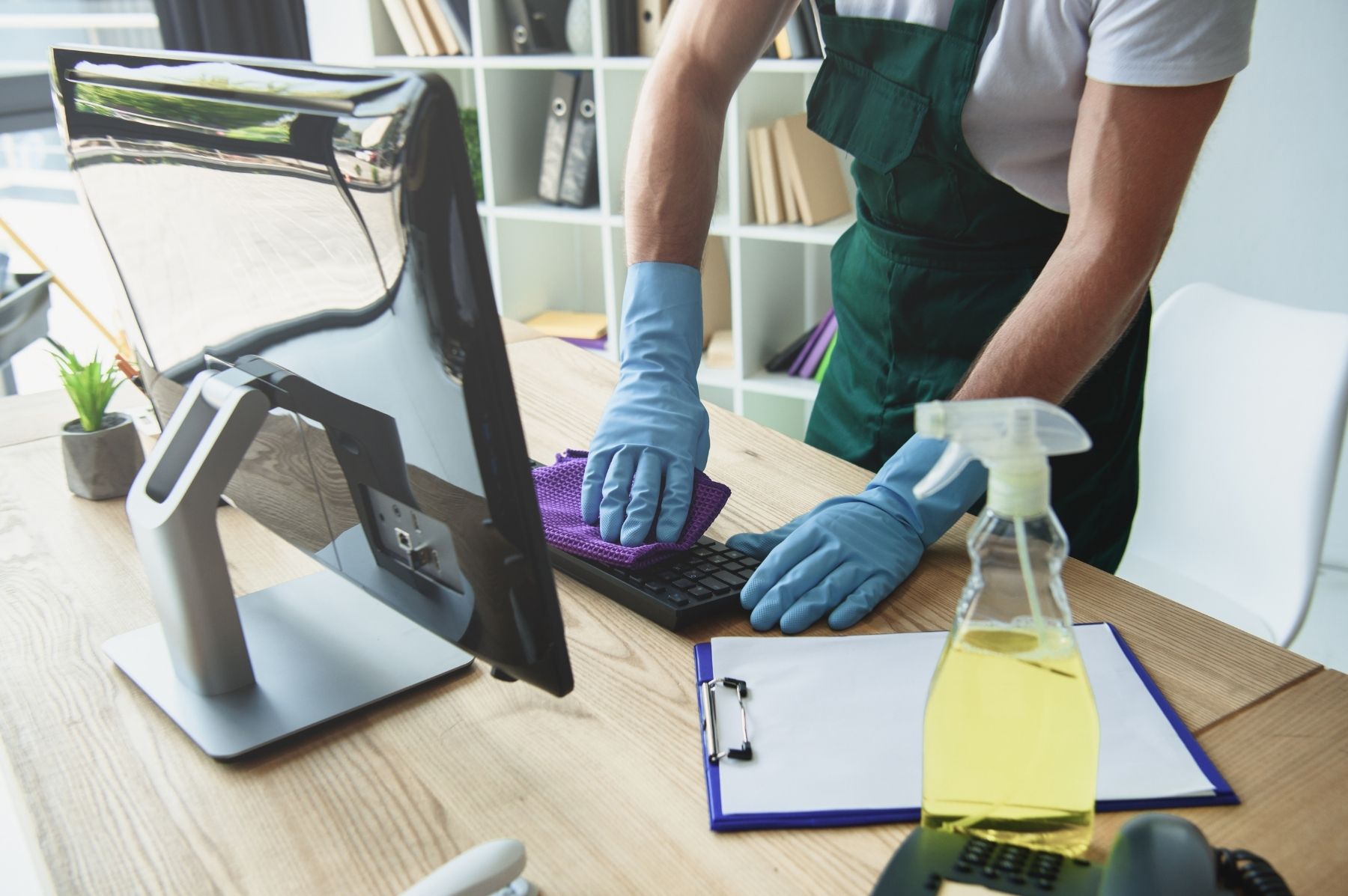 Technicien de nettoyage professionnel en intervention dans un bureau vide tôt le matin, équipement professionnel, gestes précis, ambiance calme et organisée, lumière du petit matin.