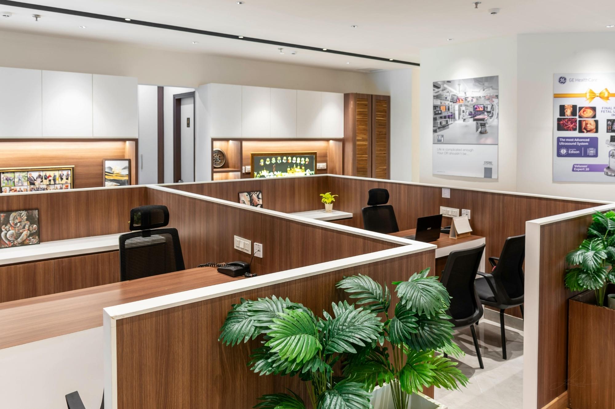  Open-space de bureaux à Genève avec postes de travail propres et ordonnés, lumière naturelle, ambiance saine et professionnelle.