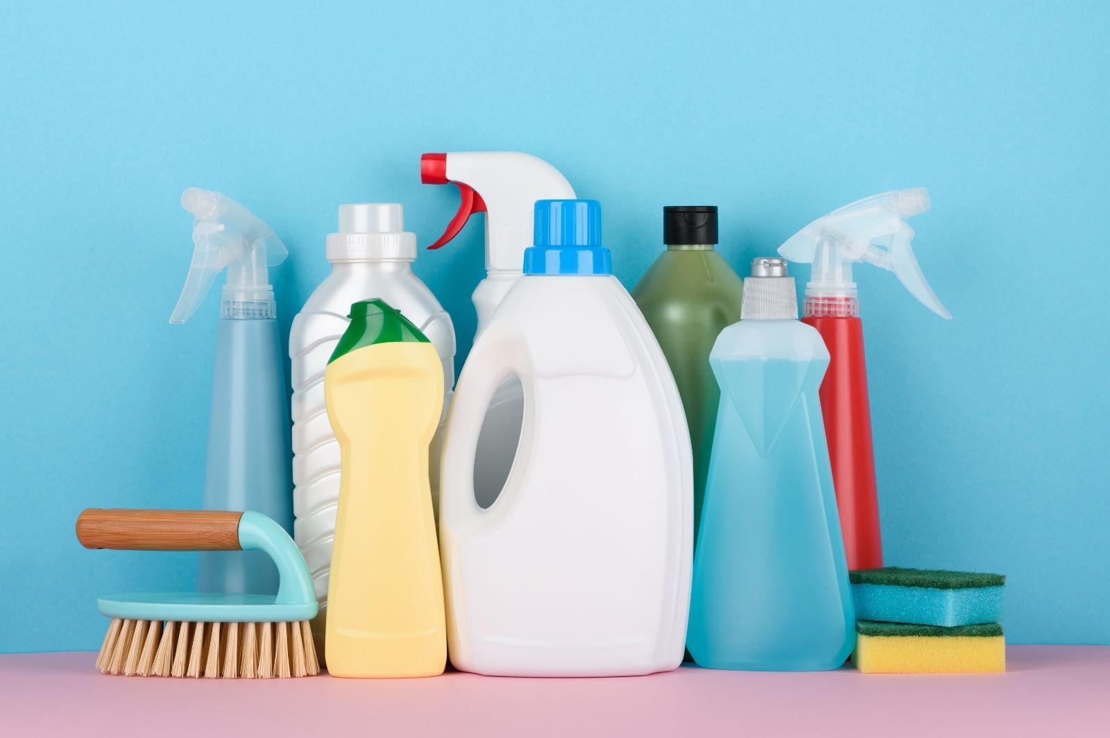Produits de nettoyage écologiques rangés sur une étagère de boutique, flacons sobres et naturels, lumière douce, ambiance saine et responsable.