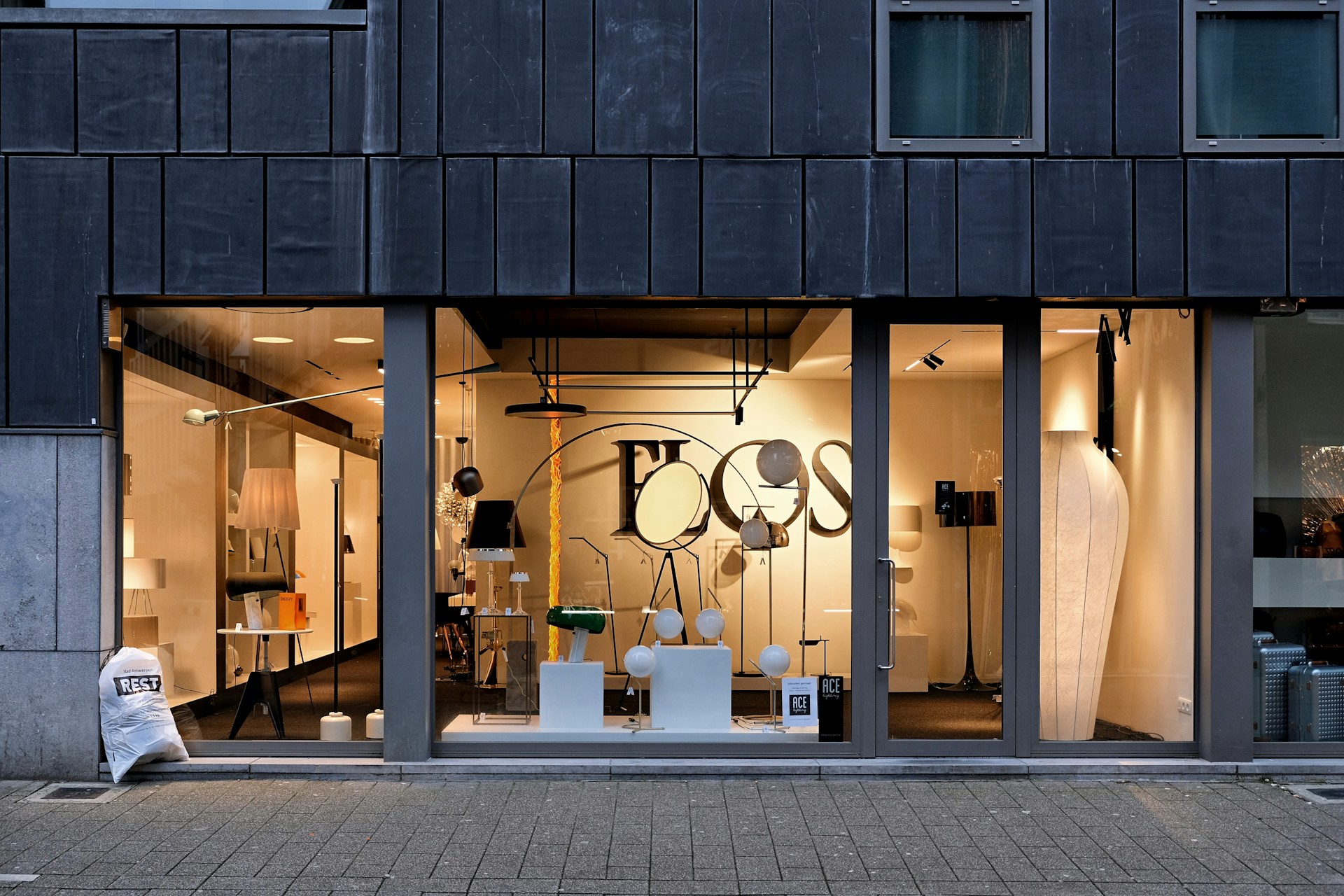 Vitrine de commerce propre et lumineuse à Morges, sol brillant, ambiance chaleureuse et accueillante, lumière naturelle du matin.