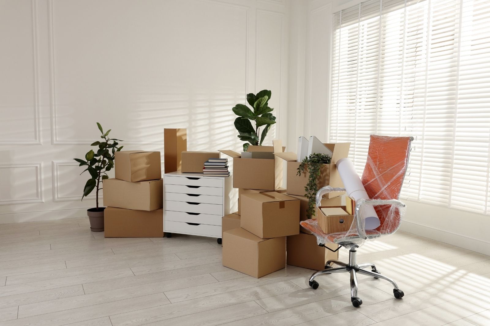 Équipe de débarras professionnelle évacuant du mobilier de bureau, cartons empilés, camion de transport, ambiance organisée et efficace.