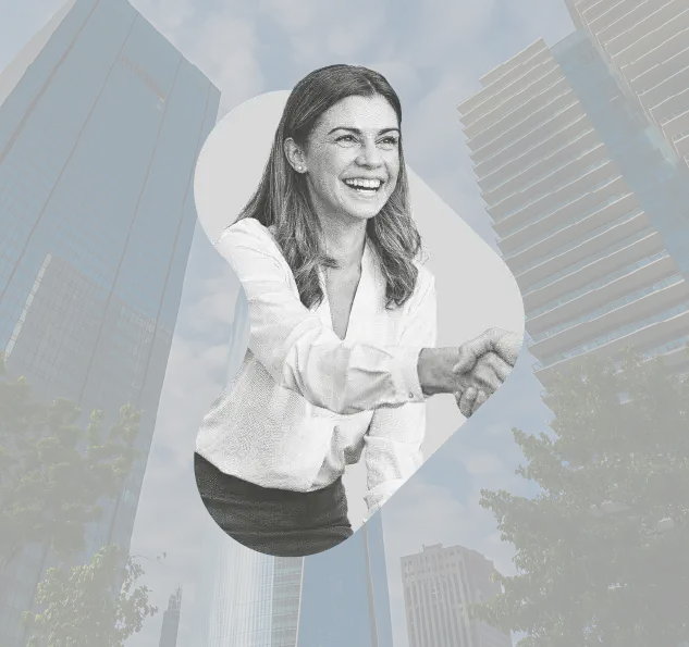 Profesional en intermediación estratégica estrechando mano en acuerdo corporativo