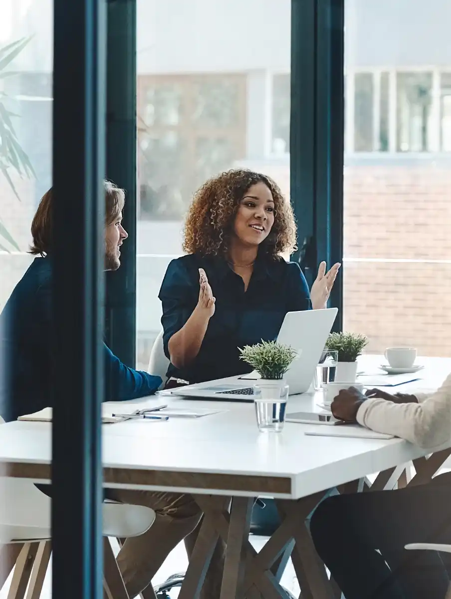 Profesional liderando sesión de coordinación estratégica con equipo corporativo