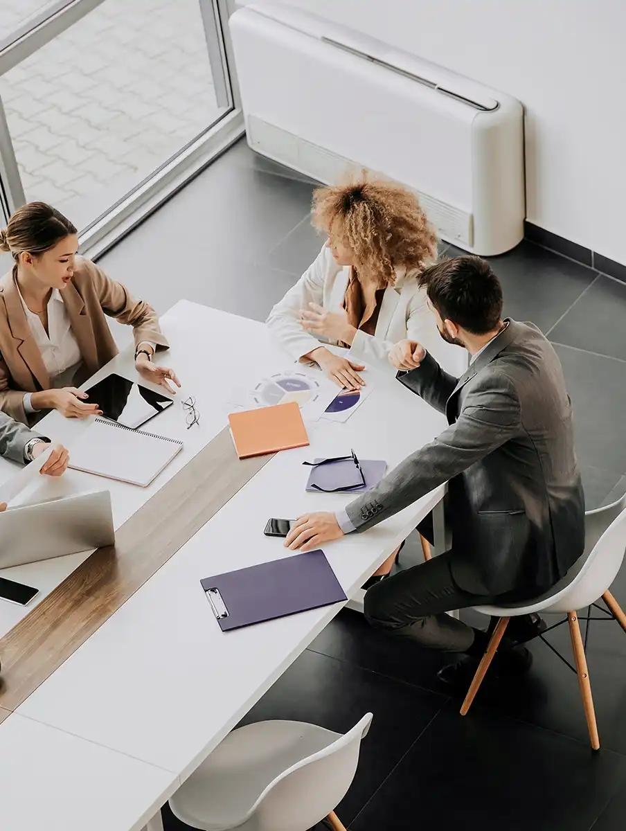 Equipo de profesionales evaluando oportunidades en reunión de intermediación estratégica
