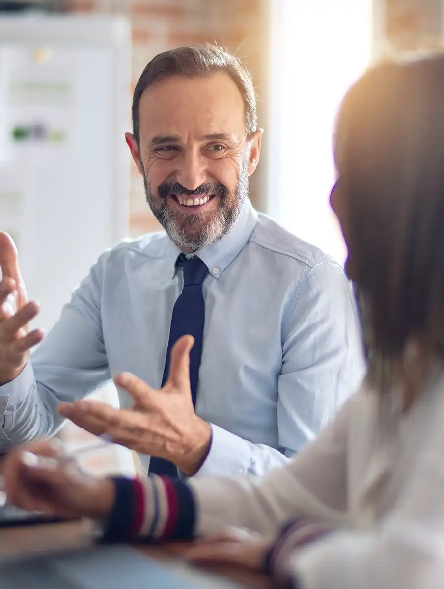 Consultor estratégico en sesión de facilitación y asesoría corporativa
