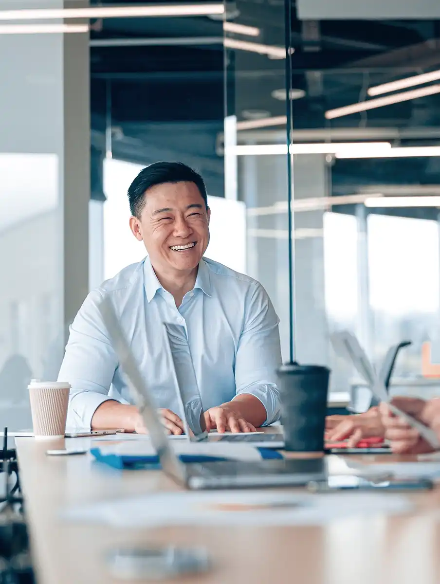 Profesional en reunión de consultoría estratégica en oficina corporativa