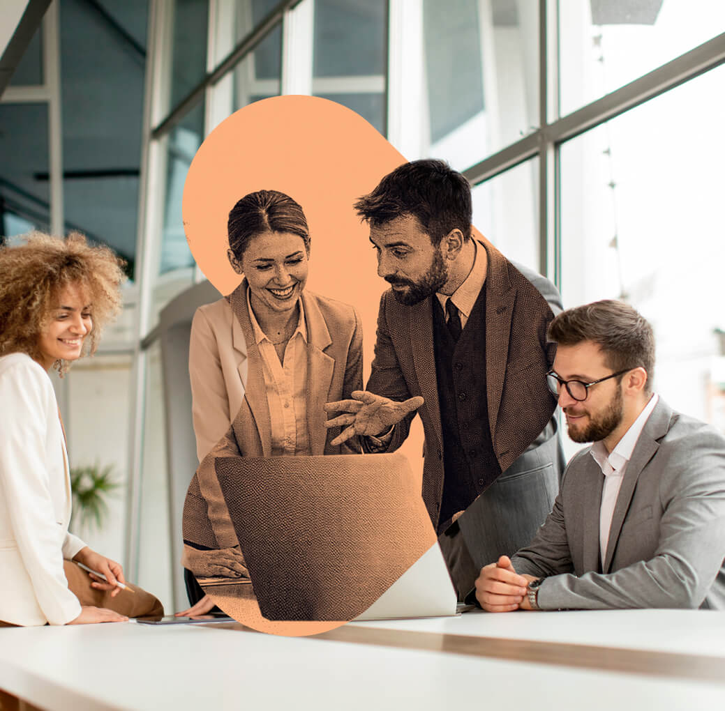 Equipo de asociados estratégicos colaborando en estructuración de operación corporativa