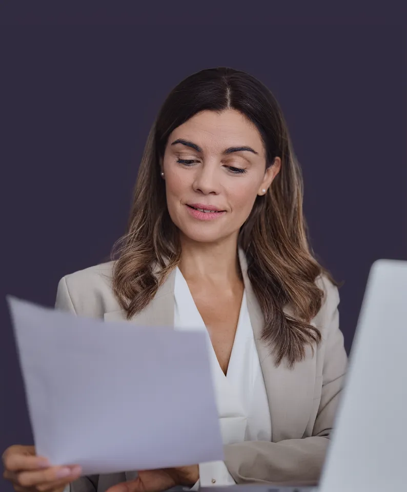 Profesional revisando documentos en proceso de estructuración corporativa
