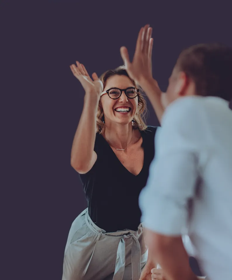 Asociados estratégicos celebrando acuerdo de colaboración empresarial
