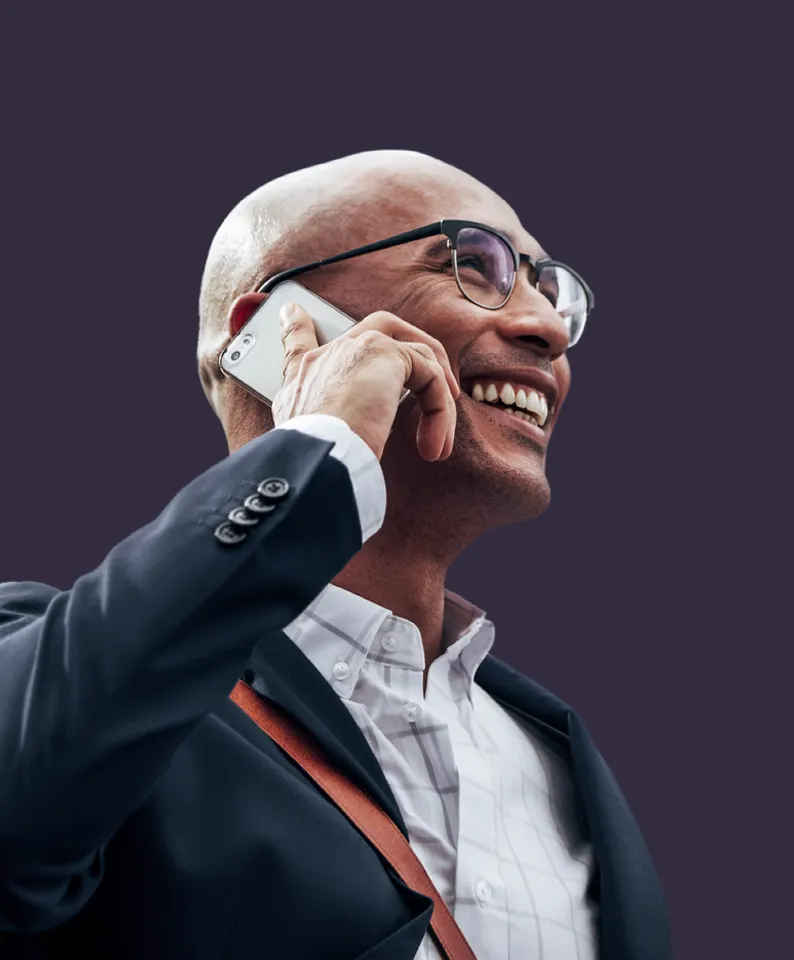 Ejecutivo gestionando comunicaciones en operación corporativa internacional
