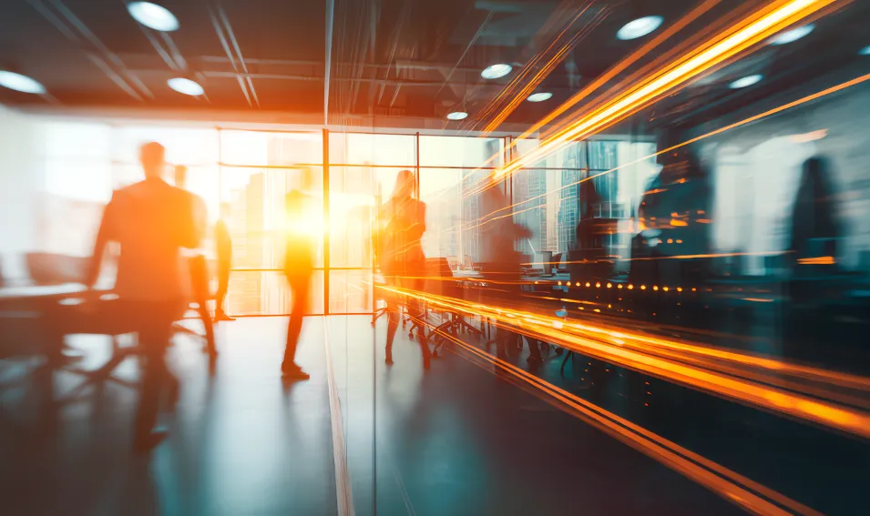 Profesionales en corredor corporativo representando visión institucional
