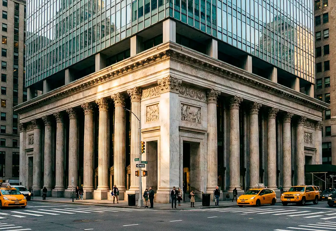 Edificio institucional en distrito financiero representando solidez corporativa
