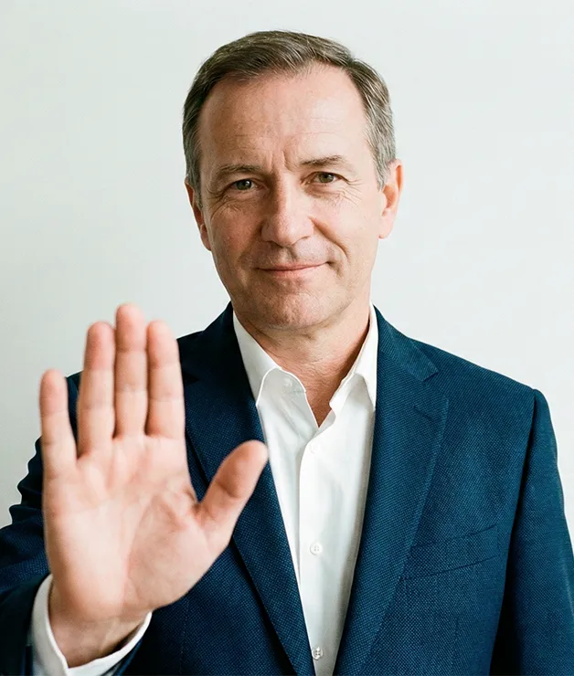 Ejecutivo en actitud de transparencia y criterio independiente
