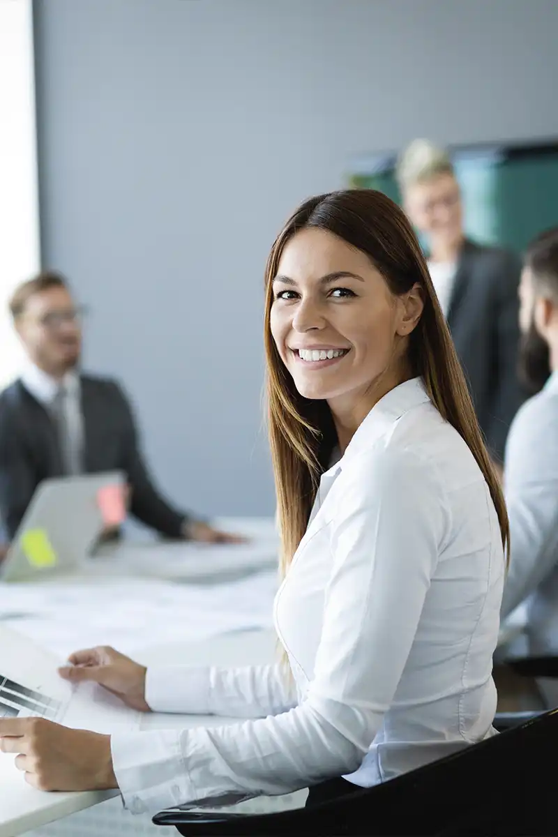 Profesional en reunión de coordinación estratégica corporativa
