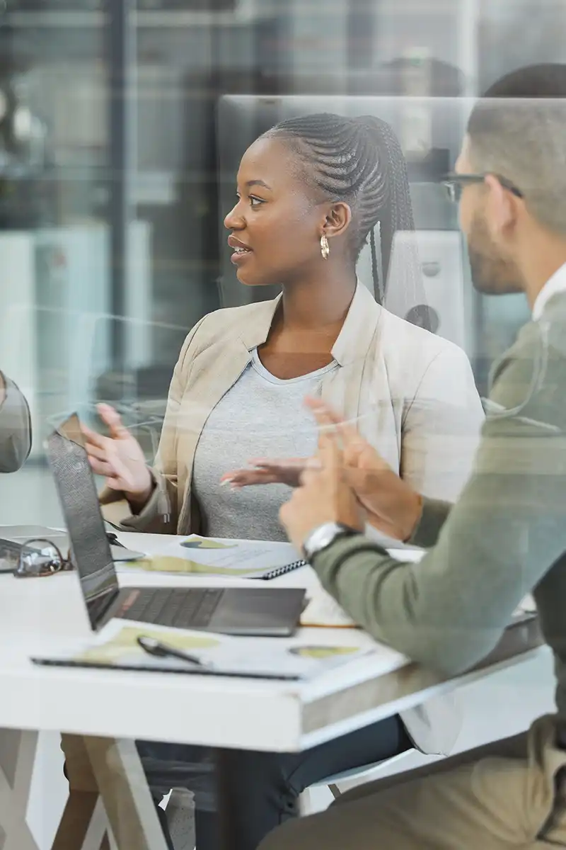 Equipo multicultural colaborando en estructuración de operación corporativa
