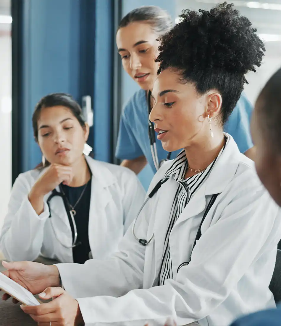 Profesionales del sector salud representando alcance sectorial estratégico
