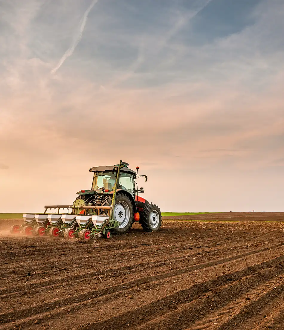 Maquinaria agrícola representando sector primario en operaciones estratégicas
