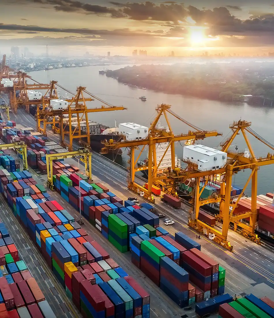 Puerto de contenedores representando intermediación estratégica en comercio internacional
