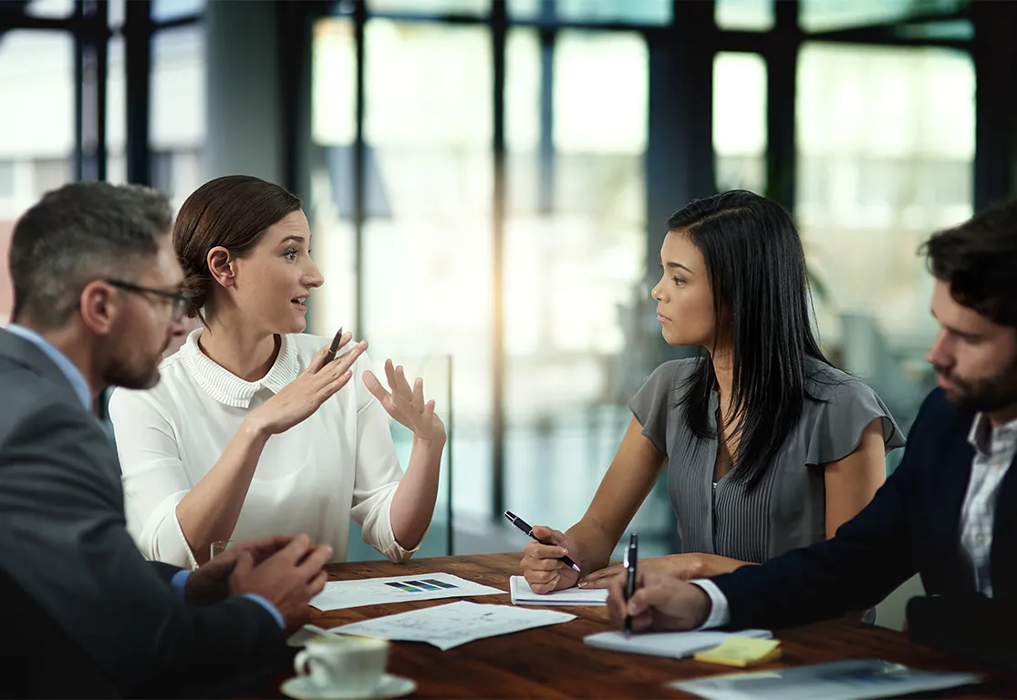 Equipo corporativo en reunión de facilitación estratégica y coordinación institucional
