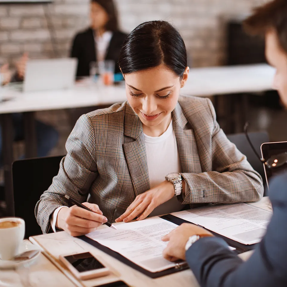 Profesional femenina consultando documento en proceso de evaluación estratégica
