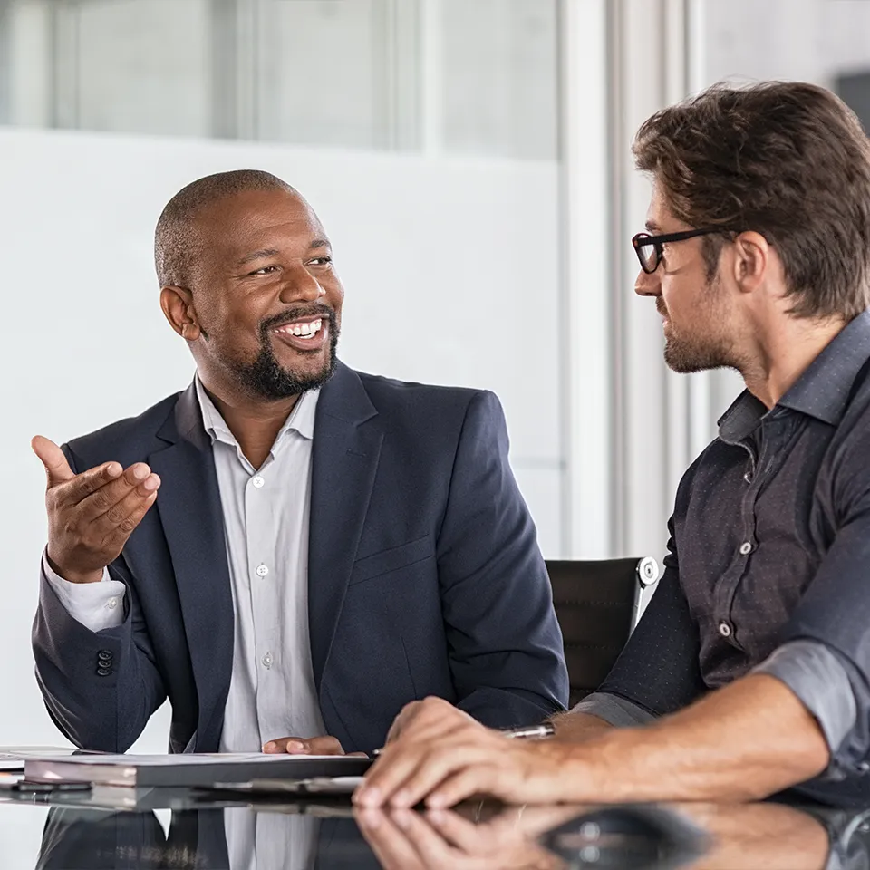 Ejecutivos en reunión de coordinación y facilitación estratégica
