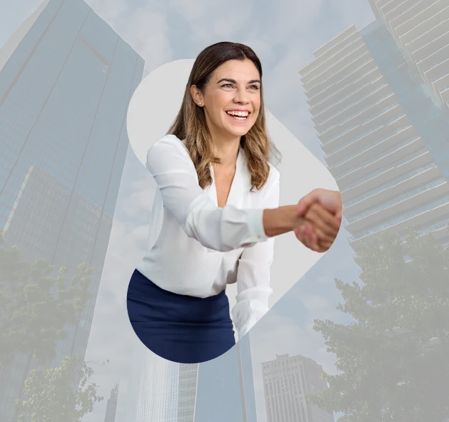 Profesional cerrando acuerdo en línea de servicios de intermediación estratégica
