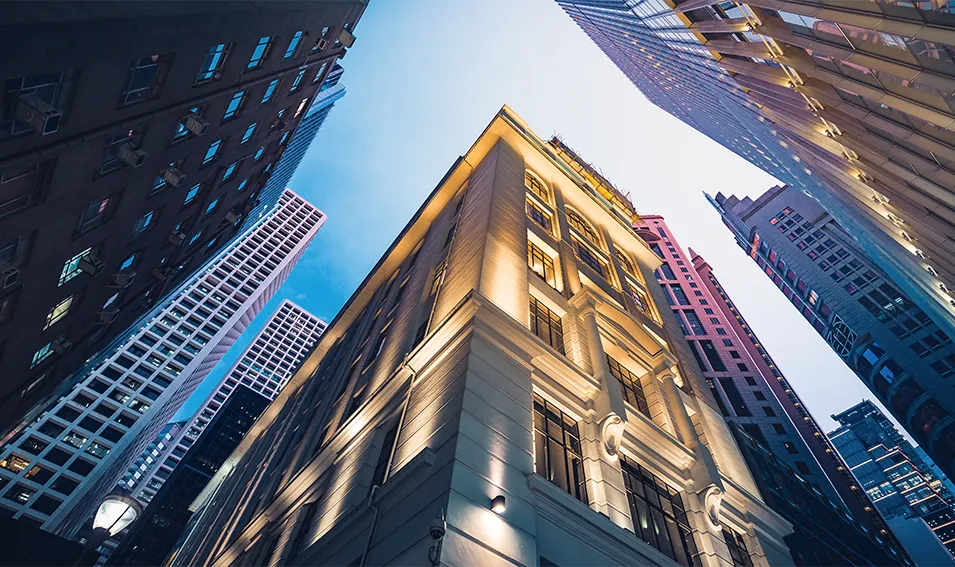 Edificios corporativos representando marco institucional y regulatorio de REGIUS
