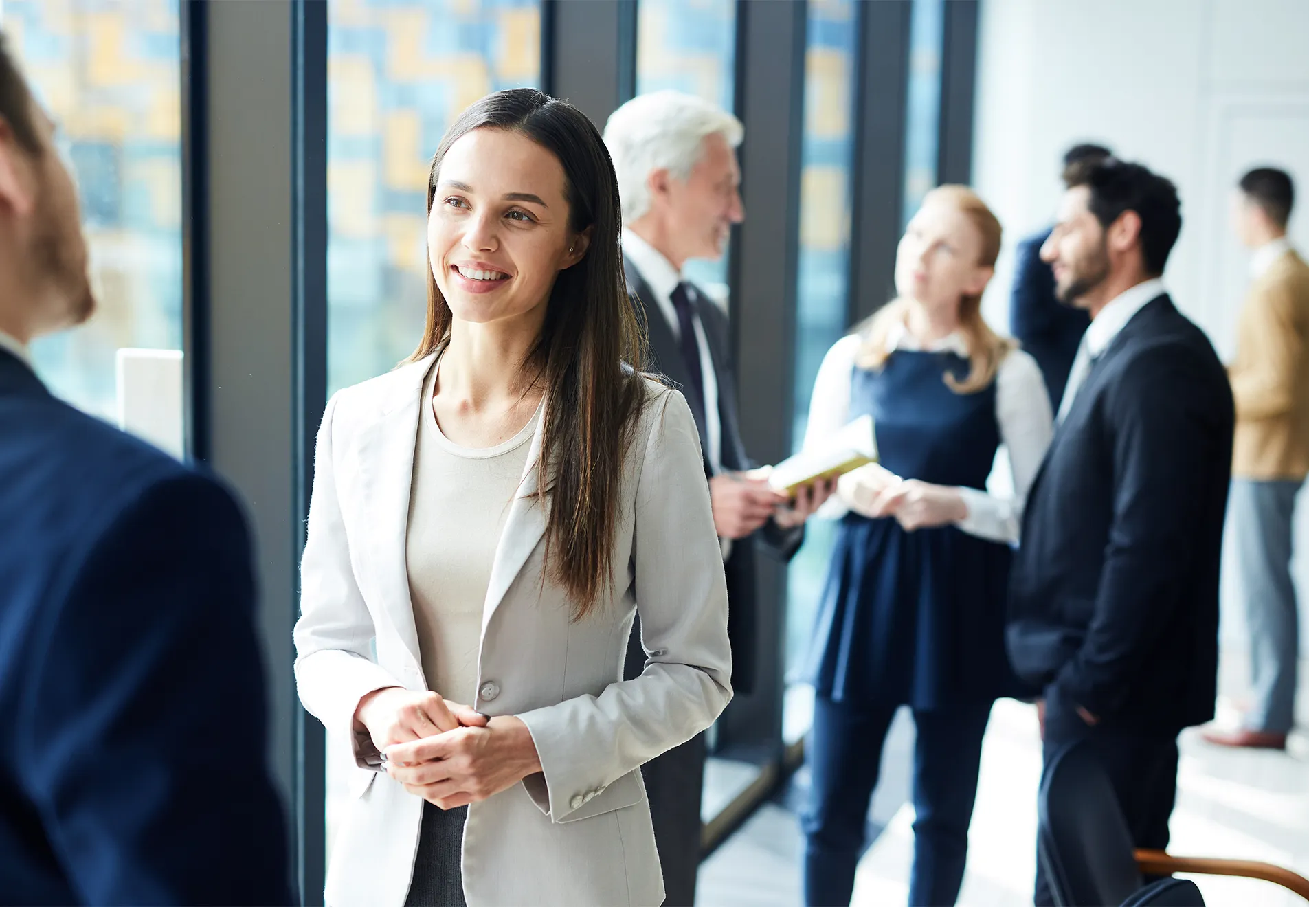 Equipo corporativo en proceso de networking y facilitación institucional
