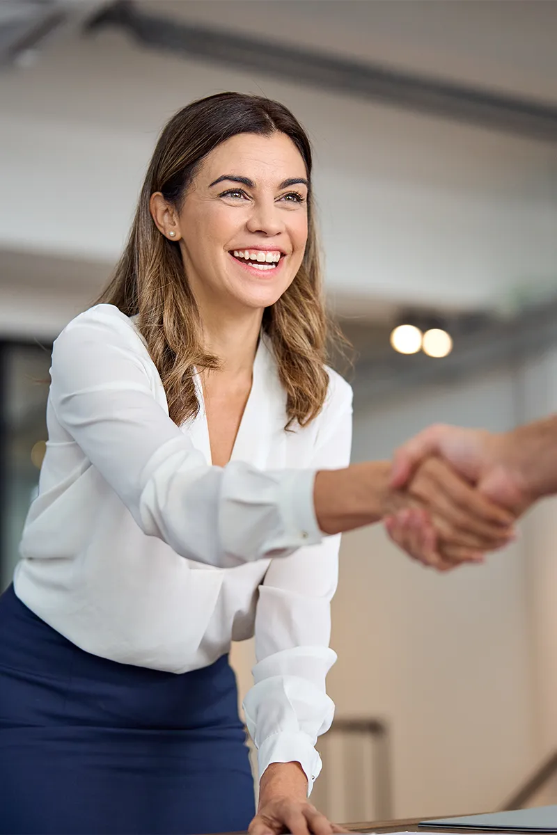 Profesional cerrando acuerdo en proceso de facilitación de relaciones estratégicas
